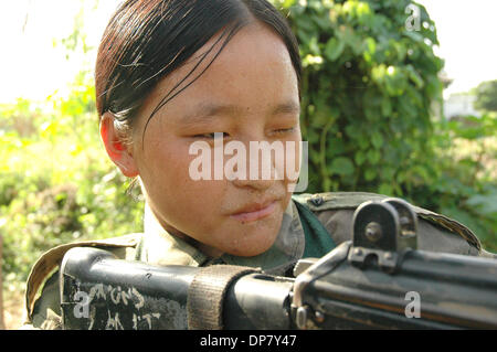 Nov 30, 2006 ; Sarlahi, Népal ; 3e Brigade PLA ciblant arme tout en elle fait répétition du matin dans son camp. Le Parti communiste maoïste du Népal (CPN) ont maintenant des accords de paix avec le gouvernement après 11 ans de guerre civile. Le Parti communiste du Népal a rejoint en gouvernement provisoire et déposé les armes sous l'inspection de l'ONU. Pendant la guerre civile au Népal maoïste de personnes Banque D'Images
