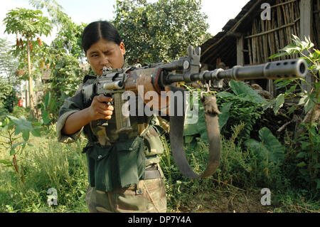 Nov 30, 2006 ; Sarlahi, Népal ; 3e Brigade PLA ciblant arme tout en elle fait répétition du matin dans son camp. Le Parti communiste maoïste du Népal (CPN) ont maintenant des accords de paix avec le gouvernement après 11 ans de guerre civile. Le Parti communiste du Népal a rejoint en gouvernement provisoire et déposé les armes sous l'inspection de l'ONU. Pendant la guerre civile au Népal maoïste de personnes Banque D'Images