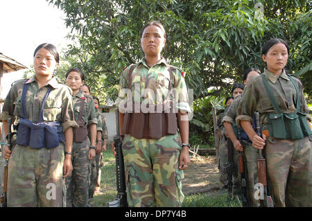 Nov 30, 2006 ; Sarlahi, Népal ; 3e Brigade PLA au garde pour l'exercice. Le Parti communiste maoïste du Népal (CPN) ont maintenant des accords de paix avec le gouvernement après 11 ans de guerre civile. Le Parti communiste du Népal a rejoint en gouvernement provisoire et déposé les armes sous l'inspection de l'ONU. Pendant la guerre civile au Népal maoïste de l'Armée de libération du peuple (PLA) a t Banque D'Images