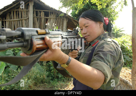 Nov 30, 2006 ; Sarlahi, Népal ; 3e Brigade PLA ciblant arme tout en elle fait répétition du matin dans son camp. Le Parti communiste maoïste du Népal (CPN) ont maintenant des accords de paix avec le gouvernement après 11 ans de guerre civile. Le Parti communiste du Népal a rejoint en gouvernement provisoire et déposé les armes sous l'inspection de l'ONU. Pendant la guerre civile au Népal maoïste de personnes Banque D'Images