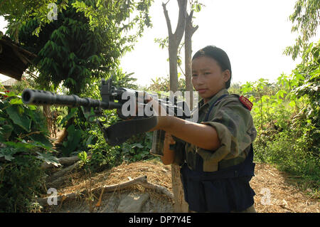 Nov 30, 2006 ; Sarlahi, Népal ; 3e Brigade PLA ciblant arme tout en elle fait répétition du matin dans son camp. Le Parti communiste maoïste du Népal (CPN) ont maintenant des accords de paix avec le gouvernement après 11 ans de guerre civile. Le Parti communiste du Népal a rejoint en gouvernement provisoire et déposé les armes sous l'inspection de l'ONU. Pendant la guerre civile au Népal maoïste de personnes Banque D'Images