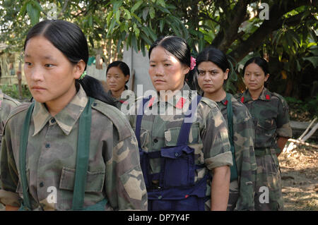 Nov 30, 2006 ; Sarlahi, Népal ; 3e Brigade Pla d'effectuer leurs exercices du matin. Le Parti communiste maoïste du Népal (CPN) ont maintenant des accords de paix avec le gouvernement après 11 ans de guerre civile. Le Parti communiste du Népal a rejoint en gouvernement provisoire et déposé les armes sous l'inspection de l'ONU. Pendant la guerre civile au Népal maoïste de l'Armée de libération du peuple (PLA) a t Banque D'Images