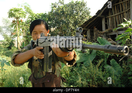 Nov 30, 2006 ; Sarlahi, Népal ; 3e Brigade PLA ciblant arme tout en elle fait répétition du matin dans son camp. Le Parti communiste maoïste du Népal (CPN) ont maintenant des accords de paix avec le gouvernement après 11 ans de guerre civile. Le Parti communiste du Népal a rejoint en gouvernement provisoire et déposé les armes sous l'inspection de l'ONU. Pendant la guerre civile au Népal maoïste de personnes Banque D'Images