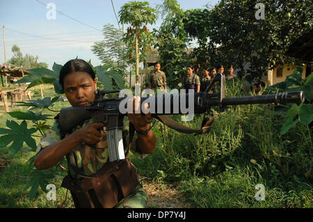 Nov 30, 2006 ; Sarlahi, Népal ; 3e Brigade PLA ciblant arme tout en elle fait répétition du matin dans son camp. Le Parti communiste maoïste du Népal (CPN) ont maintenant des accords de paix avec le gouvernement après 11 ans de guerre civile. Le Parti communiste du Népal a rejoint en gouvernement provisoire et déposé les armes sous l'inspection de l'ONU. Pendant la guerre civile au Népal maoïste de personnes Banque D'Images