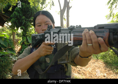 Nov 30, 2006 ; Sarlahi, Népal ; 3e Brigade PLA ciblant arme tout en elle fait répétition du matin dans son camp. Le Parti communiste maoïste du Népal (CPN) ont maintenant des accords de paix avec le gouvernement après 11 ans de guerre civile. Le Parti communiste du Népal a rejoint en gouvernement provisoire et déposé les armes sous l'inspection de l'ONU. Pendant la guerre civile au Népal maoïste de personnes Banque D'Images
