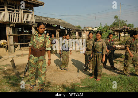 Nov 30, 2006 ; Sarlahi, Népal ; 3e Brigade PLA du PCN maoïste de venir au village pour le logement. La plupart de PLA vivaient dans le village lorsqu'ils se battaient pour des forces de sécurité du gouvernement. Le Parti communiste maoïste du Népal (CPN) ont maintenant des accords de paix avec le gouvernement après 11 ans de guerre civile. Le Parti communiste du Népal a rejoint en gouvernement provisoire et déposé les weapo Banque D'Images