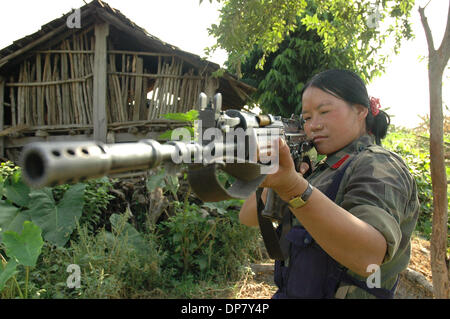 Nov 30, 2006 ; Sarlahi, Népal ; 3e Brigade PLA ciblant arme tout en elle fait répétition du matin dans son camp. Le Parti communiste maoïste du Népal (CPN) ont maintenant des accords de paix avec le gouvernement après 11 ans de guerre civile. Le Parti communiste du Népal a rejoint en gouvernement provisoire et déposé les armes sous l'inspection de l'ONU. Pendant la guerre civile au Népal maoïste de personnes Banque D'Images