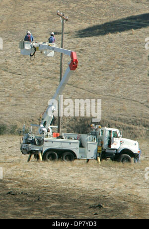 Nov 30, 2006 ; Santa Ysabel, CA, USA ; une S.D.G.&E. équipe travaille sur une ligne d'alimentation qui a soufflé vers le bas à partir de l'incendie de ce matin. Un poteau à côté de celui-ci est celui qui a soufflé sur ce matin dans le vent fort. Crédit obligatoire : Photo par Charlie Neuman/SDU-T/ZUMA Press. (©) Copyright 2006 by SDU-T Banque D'Images