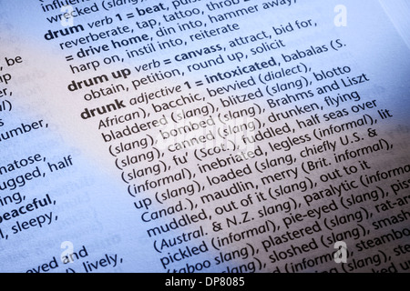 Close up de la définition du dictionnaire du mot ivre Banque D'Images
