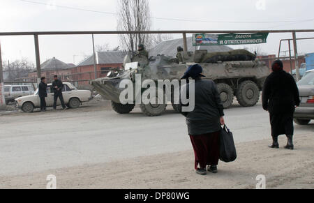 Ville ravagée par la guerre de Grozny. Les troupes fédérales russes dans la rue de l'APC de Grozny.(Image Crédit : © PhotoXpress/ZUMA Press) RESTRICTIONS : l'Amérique du Nord et du sud de l'homme SEULEMENT ! Banque D'Images