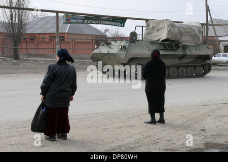 Ville ravagée par la guerre de Grozny. Les troupes fédérales russes de light tank dans les rues de Grozny.(Image Crédit : © PhotoXpress/ZUMA Press) RESTRICTIONS : l'Amérique du Nord et du sud de l'homme SEULEMENT ! Banque D'Images