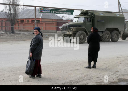 Ville ravagée par la guerre de Grozny. Les troupes fédérales russes camion militaire dans les rues de Grozny.(Image Crédit : © PhotoXpress/ZUMA Press) RESTRICTIONS : l'Amérique du Nord et du sud de l'homme SEULEMENT ! Banque D'Images