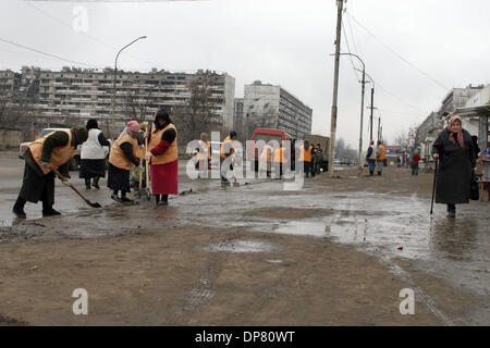 Grozny - Tchétchénie - capitale de l'état tchétchène est toujours ruiné.femmes tchétchènes nettoyage du centre-ville.(Image Crédit : © PhotoXpress/ZUMA Press) RESTRICTIONS : l'Amérique du Nord et du sud de l'homme SEULEMENT ! Banque D'Images