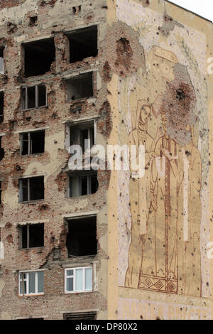 Ville ravagée par la guerre de Grozny. Les bâtiments endommagés dans le centre de Grozny où aucun peuple ne peut vivre aujourd'hui.(Image Crédit : © PhotoXpress/ZUMA Press) RESTRICTIONS : l'Amérique du Nord et du sud de l'homme SEULEMENT ! Banque D'Images