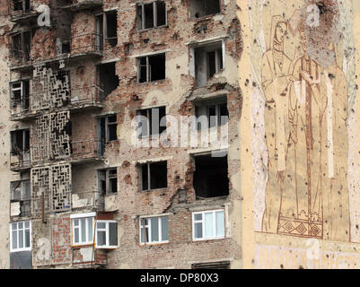 Ville ravagée par la guerre de Grozny. Les bâtiments endommagés dans le centre de Grozny où aucun peuple ne peut vivre aujourd'hui.(Image Crédit : © PhotoXpress/ZUMA Press) RESTRICTIONS : l'Amérique du Nord et du sud de l'homme SEULEMENT ! Banque D'Images