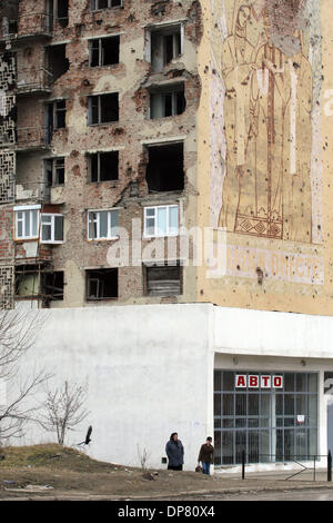 Ville ravagée par la guerre de Grozny. Les bâtiments endommagés dans le centre de Grozny où aucun peuple ne peut vivre aujourd'hui.(Image Crédit : © PhotoXpress/ZUMA Press) RESTRICTIONS : l'Amérique du Nord et du sud de l'homme SEULEMENT ! Banque D'Images