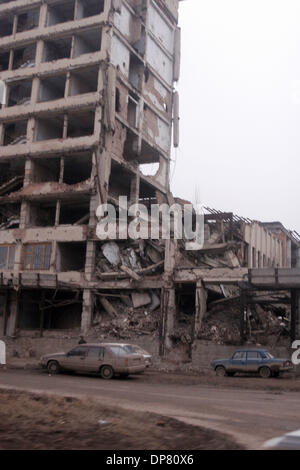 Ville ravagée par la guerre de Grozny. Les bâtiments endommagés dans le centre de Grozny où aucun peuple ne peut vivre aujourd'hui.(Image Crédit : © PhotoXpress/ZUMA Press) RESTRICTIONS : l'Amérique du Nord et du sud de l'homme SEULEMENT ! Banque D'Images