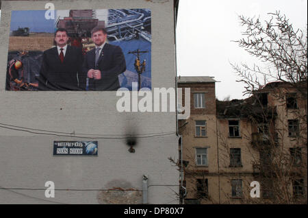 Ville ravagée par la guerre de Grozny. Les bâtiments endommagés dans le centre de Grozny où aucun peuple ne peut vivre aujourd'hui.Portraits de Alu Alkhanov et Ramzan Kadyrov sur le mur de l'immeuble.Il y a aussi le adertisment d'intrnet club 'Non Stop' sur le mur.(Image Crédit : © PhotoXpress/ZUMA Press) RESTRICTIONS : l'Amérique du Nord et du sud de l'homme SEULEMENT ! Banque D'Images