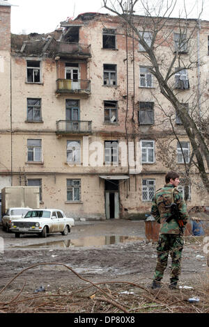 Ville ravagée par la guerre de Grozny. Les bâtiments endommagés dans le centre de Grozny où aucun peuple ne peut vivre aujourd'hui.(Image Crédit : © PhotoXpress/ZUMA Press) RESTRICTIONS : l'Amérique du Nord et du sud de l'homme SEULEMENT ! Banque D'Images