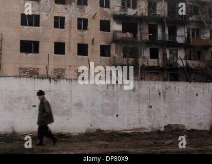 Ville ravagée par la guerre de Grozny. Les bâtiments endommagés dans le centre de Grozny où aucun peuple ne peut vivre aujourd'hui.(Image Crédit : © PhotoXpress/ZUMA Press) RESTRICTIONS : l'Amérique du Nord et du sud de l'homme SEULEMENT ! Banque D'Images