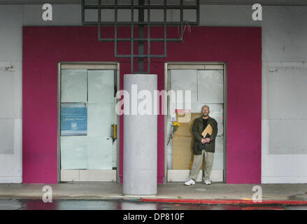 Apr 04, 2006 - Sacramento, CA, USA - Un CHARLIE RANGEL émotionnelle après avoir quitté fleurs et visiter la ferme bon gars store. Il a été l'une des victimes dans le 4 avril 1991, tirer sur les magasins d'électronique. Il a été tué, deux fois, à la jambe et de la cheville, et n'a pas entièrement récupéré, il souffre de troubles post-traumatiques. C'est le 15e anniversaire de la fusillade et Rangel voulait faire sa Banque D'Images