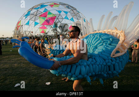 Apr 27, 2006 - Indio , CA, USA - Fans s'amuser le vendredi à Coachella festival de musique annuel. (Crédit Image : © Sean Haffey/San Diego Union Tribune/ZUMA Press) RESTRICTIONS : LA et le comté d'Orange de l'homme Documents OUT ! USA et de l'homme dehors ! Tabloïd Banque D'Images