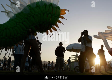 Apr 27, 2006 - Indio , CA, USA - Fans s'amuser le vendredi à Coachella festival de musique annuel. (Crédit Image : © Sean Haffey/San Diego Union Tribune/ZUMA Press) RESTRICTIONS : LA et le comté d'Orange de l'homme Documents OUT ! USA et de l'homme dehors ! Tabloïd Banque D'Images