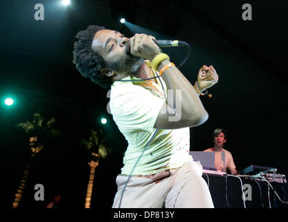 Apr 27, 2006 - Indio , CA, USA - l'interprète connu comme Busdriver diffuse des rap laced rants le vendredi à Coachella festival de musique annuel. (Crédit Image : © Sean Haffey/San Diego Union Tribune/ZUMA Press) RESTRICTIONS : LA et le comté d'Orange de l'homme Documents OUT ! USA et de l'homme dehors ! Tabloïd Banque D'Images