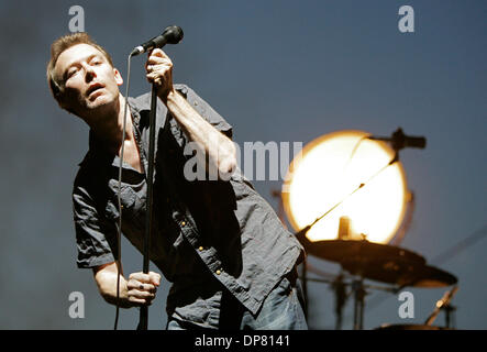 Apr 27, 2006 - Indio , CA, USA - Jim Reid de la re-formé band The Jesus and Mary Chain effectuer vendredi pendant la musique Coachella festival. (Crédit Image : © Sean Haffey/San Diego Union Tribune/ZUMA Press) RESTRICTIONS : LA et le comté d'Orange de l'homme Documents OUT ! USA et de l'homme dehors ! Tabloïd Banque D'Images