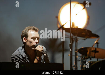 Apr 27, 2006 - Indio , CA, USA - Jim Reid de la re-formé band The Jesus and Mary Chain effectuer vendredi pendant la musique Coachella festival. (Crédit Image : © Sean Haffey/San Diego Union Tribune/ZUMA Press) RESTRICTIONS : LA et le comté d'Orange de l'homme Documents OUT ! USA et de l'homme dehors ! Tabloïd Banque D'Images