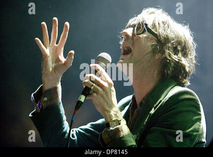 Apr 27, 2006 - Indio , CA, USA - Jarvis Cocker devient la foule derrière lui le vendredi à Coachella festival de musique annuel. (Crédit Image : © Sean Haffey/San Diego Union Tribune/ZUMA Press) RESTRICTIONS : LA et le comté d'Orange de l'homme Documents OUT ! USA et de l'homme dehors ! Tabloïd Banque D'Images