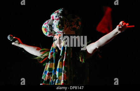 Apr 27, 2006 - Indio , CA, USA - Pavillon sur la scène principale du Festival de musique de Coachella est Bjork le vendredi à Coachella festival de musique annuel. (Crédit Image : © Sean Haffey/San Diego Union Tribune/ZUMA Press) RESTRICTIONS : LA et le comté d'Orange de l'homme Documents OUT ! USA et de l'homme dehors ! Tabloïd Banque D'Images