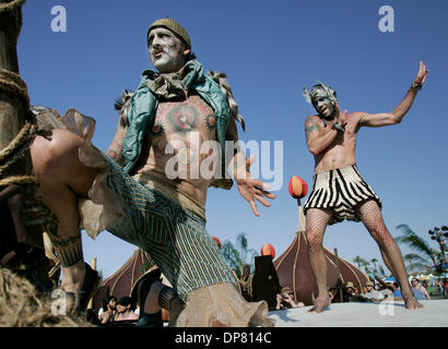Apr 27, 2006 - Indio , CA, USA - Membres du groupe Lucent Dossier obtenir leur gorge au cours du Coachella festival annuel de musique. (Crédit Image : © Sean Haffey/San Diego Union Tribune/ZUMA Press) RESTRICTIONS : LA et le comté d'Orange de l'homme Documents OUT ! USA et de l'homme dehors ! Tabloïd Banque D'Images
