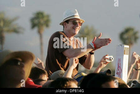 Apr 27, 2006 - Indio , CA, USA - Fans obtenir dans le swing de choses pendant l'exécution du Arctic Monkeys vendredi à la Coachella Music Festival. (Crédit Image : © Sean Haffey/San Diego Union Tribune/ZUMA Press) RESTRICTIONS : LA et le comté d'Orange de l'homme Documents OUT ! USA et de l'homme dehors ! Tabloïd Banque D'Images