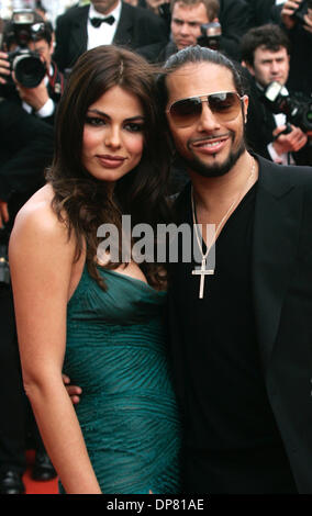 Modèle espagnol Marisa Jara (L) et danseuse de flamenco espagnol Joaquin Cortes arrivent au Palais des Festivals pour la projection du film 'Over the Hedge', à court de compétition au 59ème Festival de Cannes, dimanche 21 mai 2006 à Cannes. (Crédit Image : © PhotoXpress/ZUMA Press) RESTRICTIONS : l'Amérique du Nord et du sud de l'homme SEULEMENT ! Banque D'Images