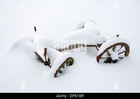 Image d'une vieille charrette en bois debout dans la neige, l'Estonie Europe Banque D'Images