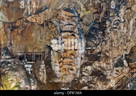 Belle vue dans la grotte Ledenika, près de la ville de Vratza, Bulgarie Banque D'Images