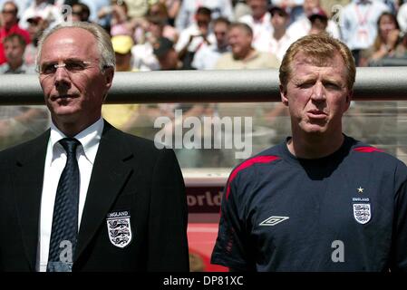 12 juin 2006 - Coupe du monde, FRANCFORT, ALLEMAGNE - K48280.L'ANGLETERRE CONTRE. Le PARAGUAY.FRANCFORT, ALLEMAGNE 06-10-2006. RICHARD VENTES -- 2006.Sven Goran Eriksson & STEVE MCCLAREN.ANGLETERRE entraîneur en chef et assistant.(Image Crédit : © Globe Photos/ZUMAPRESS.com) Banque D'Images