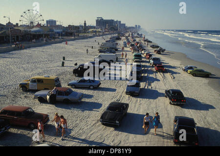 Jun 16, 2006 - Daytona Beach, Floride, USA - Daytona Beach est connue historiquement comme ayant l'une des rares plages du monde où le disque sable compacté permet aux véhicules motorisés à conduire sur la plage dans les zones réglementées. Cette version sable compacté fait Daytona Beach la Mecque des sports mécaniques, avec l'ancienne Daytona Beach Road races bien sûr avoir accueilli depuis plus de 50 ans. Ce cours a été r Banque D'Images