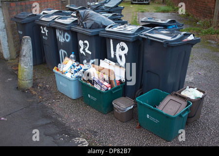 Poubelles et d'ordures au bord de la route en attente de collection Banque D'Images