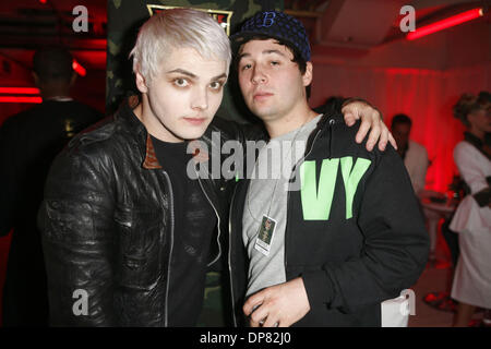 Sep 23, 2006 - New York, NY, USA - GERARD WAY, chanteur du groupe (cheveux blonds) de My Chemical Romance en coulisses lors d'Boost Rockcorps Mobile Donner pour recevoir les concerts de volontaires à Radio City Music Hall. Banque D'Images