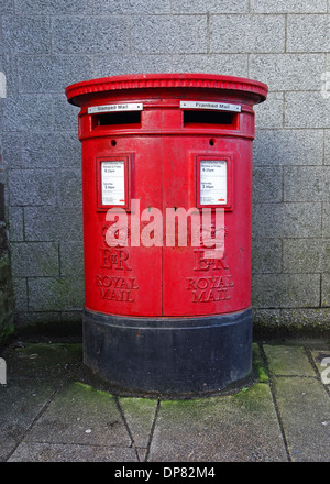 Une façade double post box en Angleterre, Royaume-Uni Banque D'Images