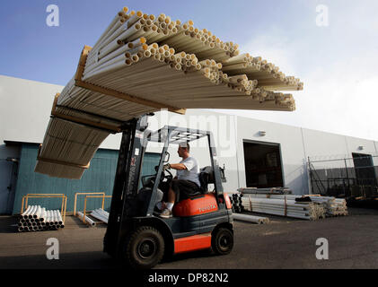 Sep 29, 2006 - San Diego, CA, USA - AARON LINDSEY d'Ewing charges d'Irrigation tuyaux de PVC sur un camion pour une livraison à San Diego vendredi. Banque D'Images