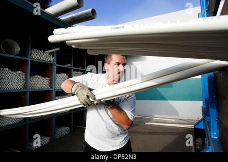 Sep 29, 2006 - San Diego, CA, USA - AARON LINDSEY d'Ewing charges d'Irrigation pipe sur un camion pour une livraison à San Diego vendredi. Banque D'Images