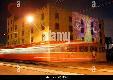 31 Oct 2006 - San Diego, CA, USA - 'yeux de Picasso est une image d'une peinture de l'artiste local Mario Torero qui est projeté sur un immeuble à l'angle de la 21e Rue et de la rue commerciale qui a pour but d'évoquer la culture d'une zone qui va être réaménagé. Banque D'Images