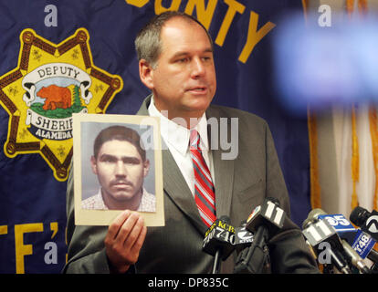 07 novembre 2006 - San Leandro, CA, USA - Le Sgt. SCOTT DUDEK de l'Alameda County Sheriff's Department déclare Miguel Angel Nunez Castaneda comme une personne d'intérêt dans le Castro Valley Jane Doe homicide lors d'une conférence de presse à la Sheriff's Office Service de la jeunesse et de la famille le Mardi, Novembre 8, 2006 à San Leandro, Californie (crédit Image : © Jane Tyska/l'Oakland Tribune/ZUMA Pre Banque D'Images