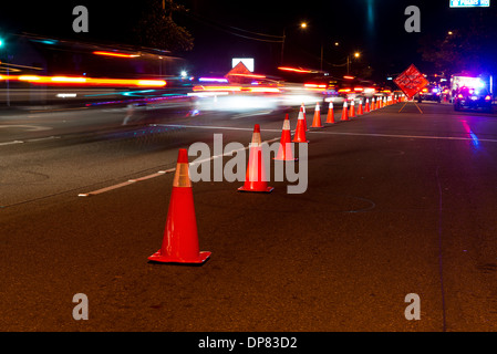 Cônes de circulation et de trafic à un point de contrôle de la DUI à Anaheim. Banque D'Images