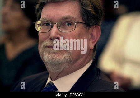 Oct 03, 2006 - Berkeley, CA, USA - Le Dr George Smoot a gagné le Prix Nobel au Lawrence Berkeley National Laboratory pour ses travaux en astrophysique le mardi 3 octobre 2006 à Berkeley, Californie (crédit Image : © Gregory Urquiaga/Contra Costa Times/ZUMA Press) RESTRICTIONS : USA DROITS tabloïds OUT ! Banque D'Images