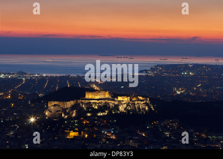 Les toits d'Athènes vue aérienne dans l'après-midi avec les lumières dessus heure bleue, le Parthénon est visible Banque D'Images