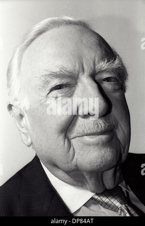 WALTER CRONKITE (Novembre 4, 1916 - Juillet 17, 2009) était un journaliste américain, mieux connu comme présentateur pour le CBS Evening News depuis 19 ans (1962-81). Pendant l'apogée de CBS News dans les années 1970 et 1980, il était souvent appelé 'l'homme le plus confiance en l'Amérique" en raison de son expérience professionnelle et de l'obligeance du comportement. Né Walter Cronkite Leland, Jr., il est décédé le 17 juillet, 20 Banque D'Images